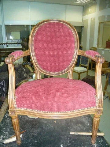 Fauteuil médaillon style Louis XVI finition clou doré garniture traditionnelle avec ressort