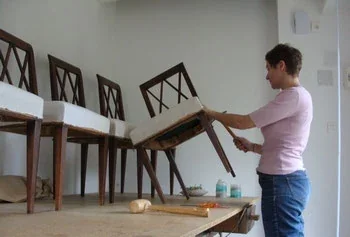Tapisserie sur siège avec semence, marteau, toile de jute, crin et sangle par Dame Tapissier à Carcassonne