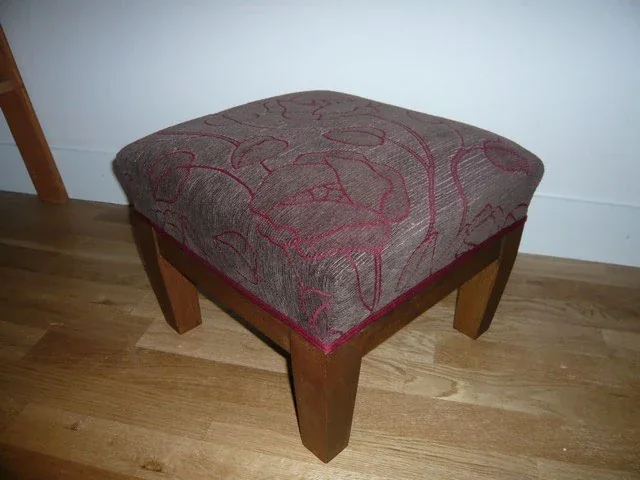 Tabouret carré, garniture traditionnelle