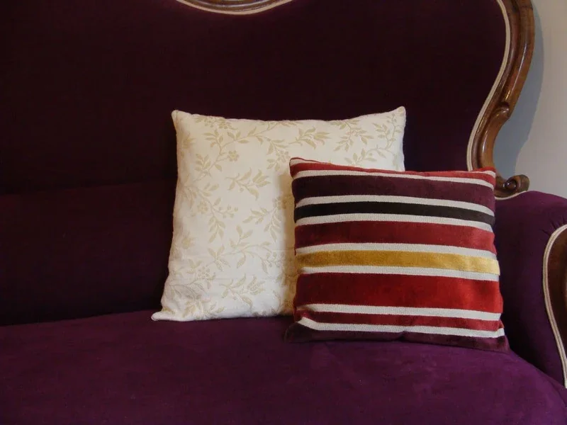 Coussins toile rebrodée et velours